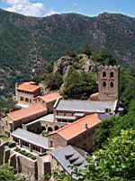 Abbaye Saint-Martin-du-Canigou, Vue depuis la prise d'eau (5)